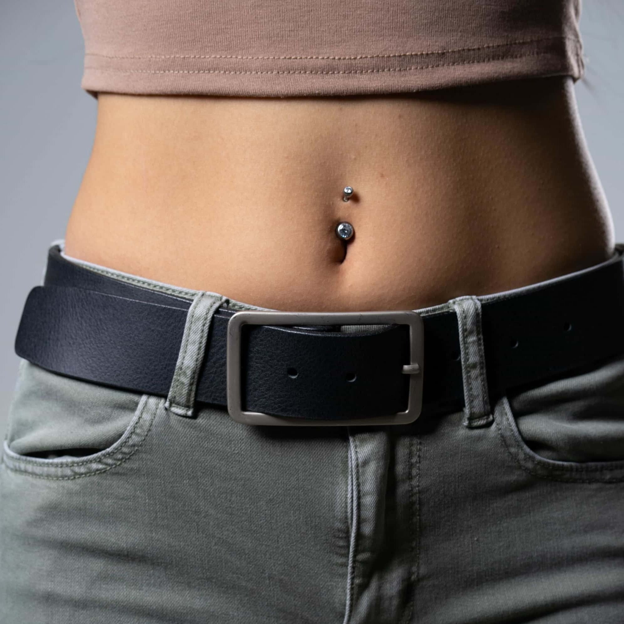 Ceinture habillée Lucille en cuir cognac avec boucle rectangulaire - Fabriquée au Canada  3