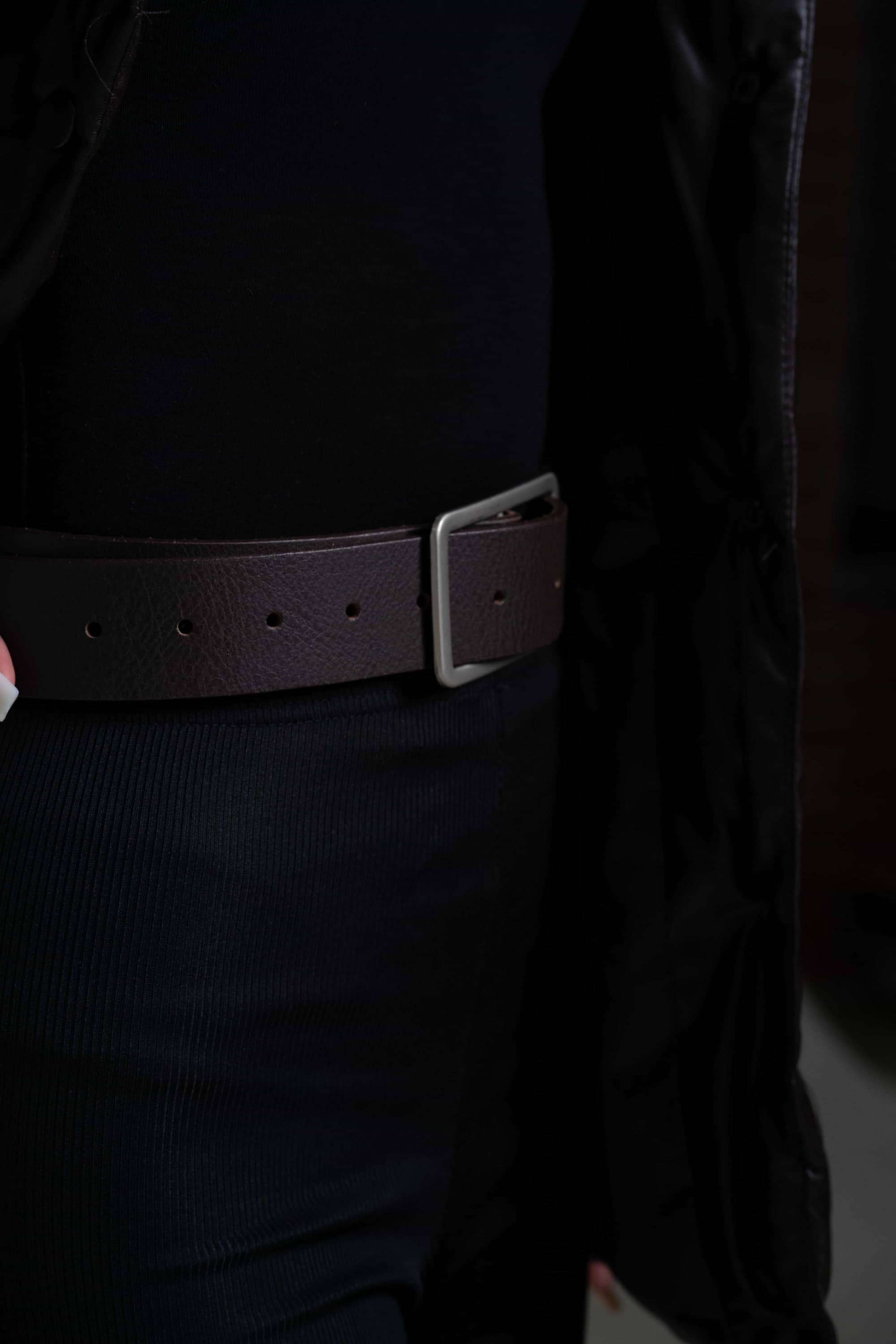 Ceinture Lucille en cuir noir avec boucle rectangulaire - Fabriquée au Canada  7